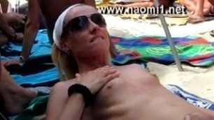 masturbator vibrating on the public beach naomi1